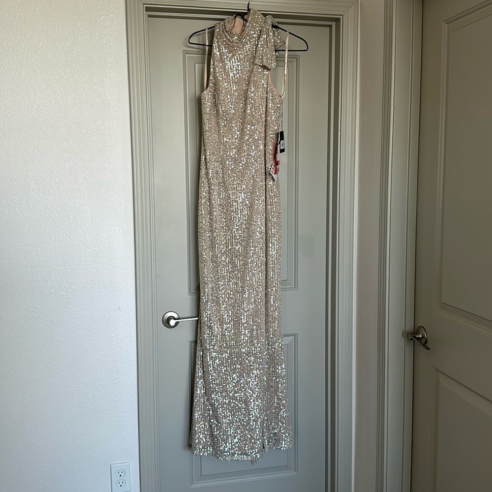 Beautiful Mac duggal evening gown size 10 high neck new with tag never worn